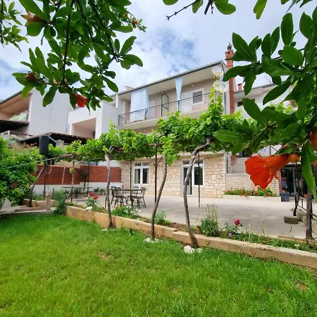 Retreat With Free Parking * プーラ