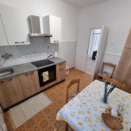Retreat With Free Parking Apartment Pula