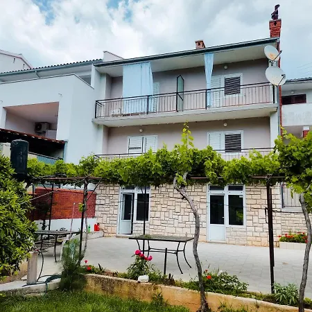 Retreat With Free Parking Apartment Pula