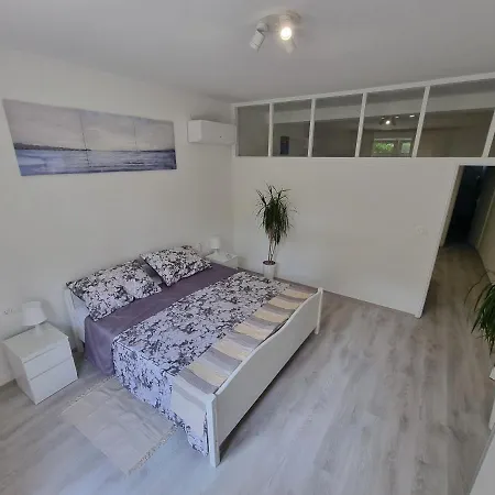 Retreat With Free Parking Апартаменты