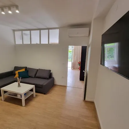 Апартаменты Retreat With Free Parking *